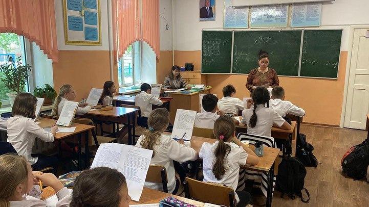 Алматы қаласындағы ЭЧК-04 мекемесінің қызметкерлері студенттермен: