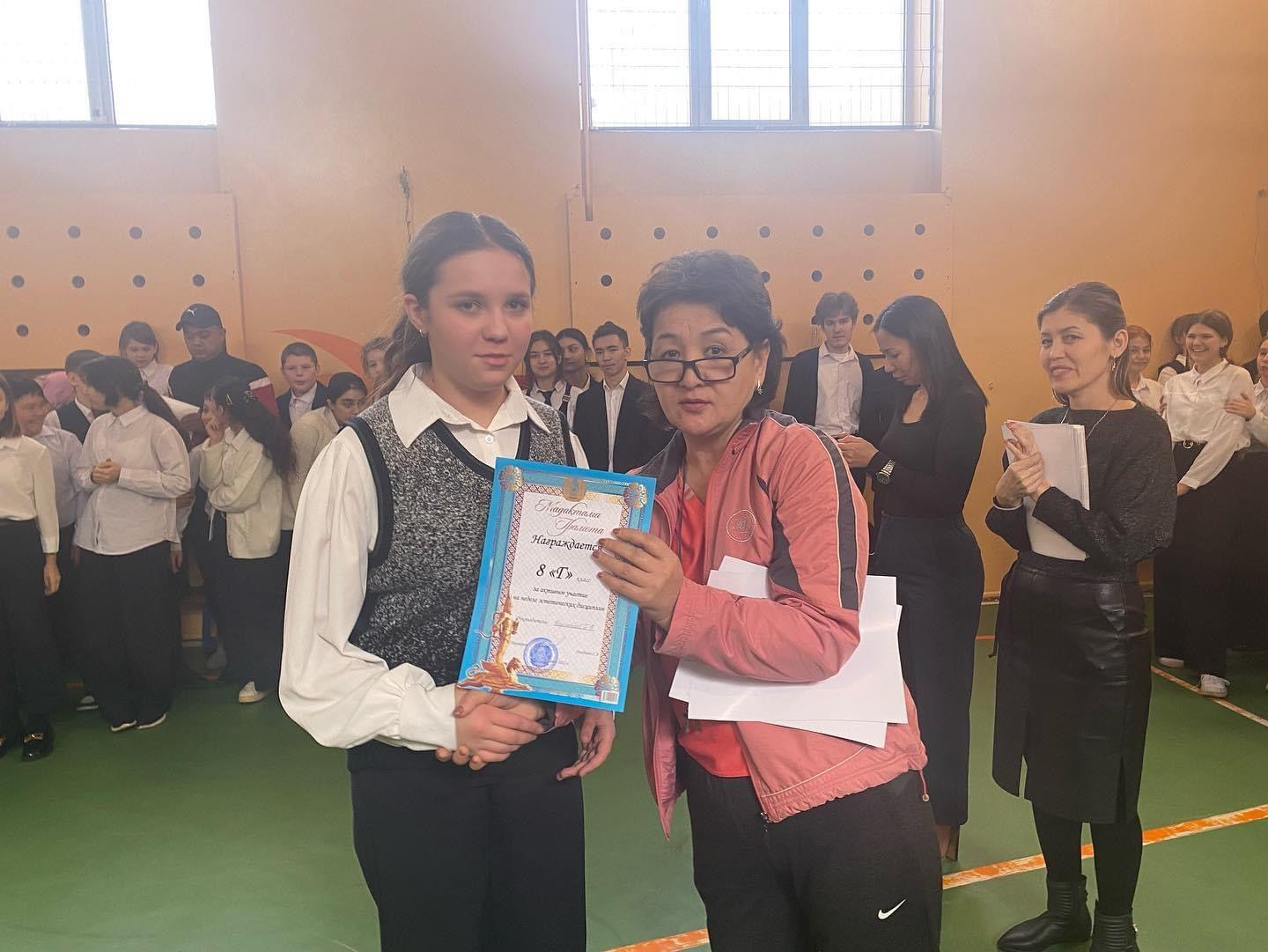 Лездемеде І және ІІ ауысымдағы 9 «Б» және 7 «Г» сыныптары атқарған міндеттеріне есеп беріп, 9 «В» және 6 «А» сыныптарына кезекшілікті тапсырды. На линейке 9 “Б” и 7 “Г” классы сдали свои дежурства и передали 9 “В” и 6 “А” классам.