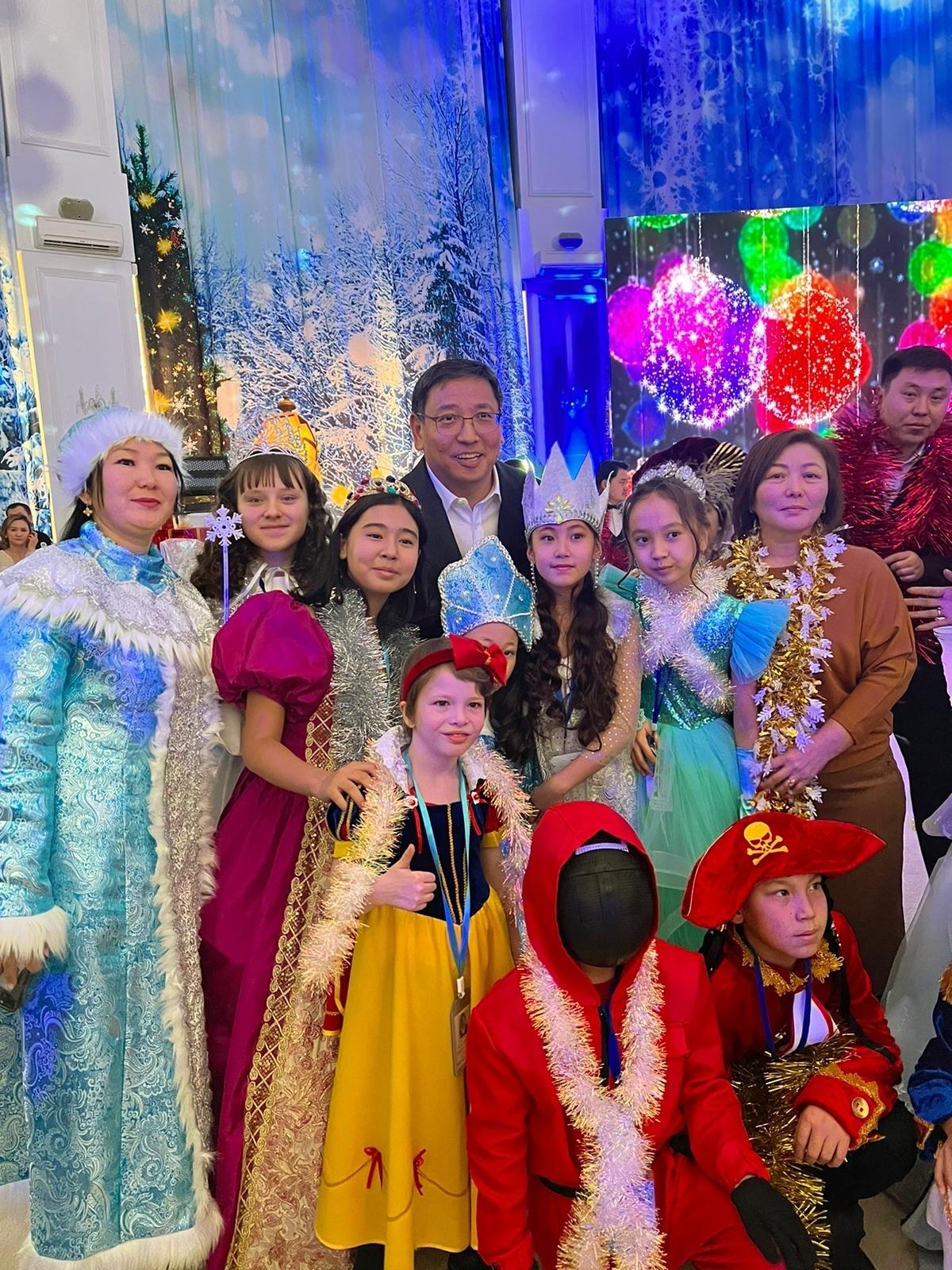 7 " А " сынып оқушысы Абрамова Надежда Алматы қаласының әкімі Ерболат Асқарбекұлы Досаевпен/ Ученица 7"А" класса Абрамова Надежда с акимом города Алматы Досаевым Ерболат Аскарбековичем