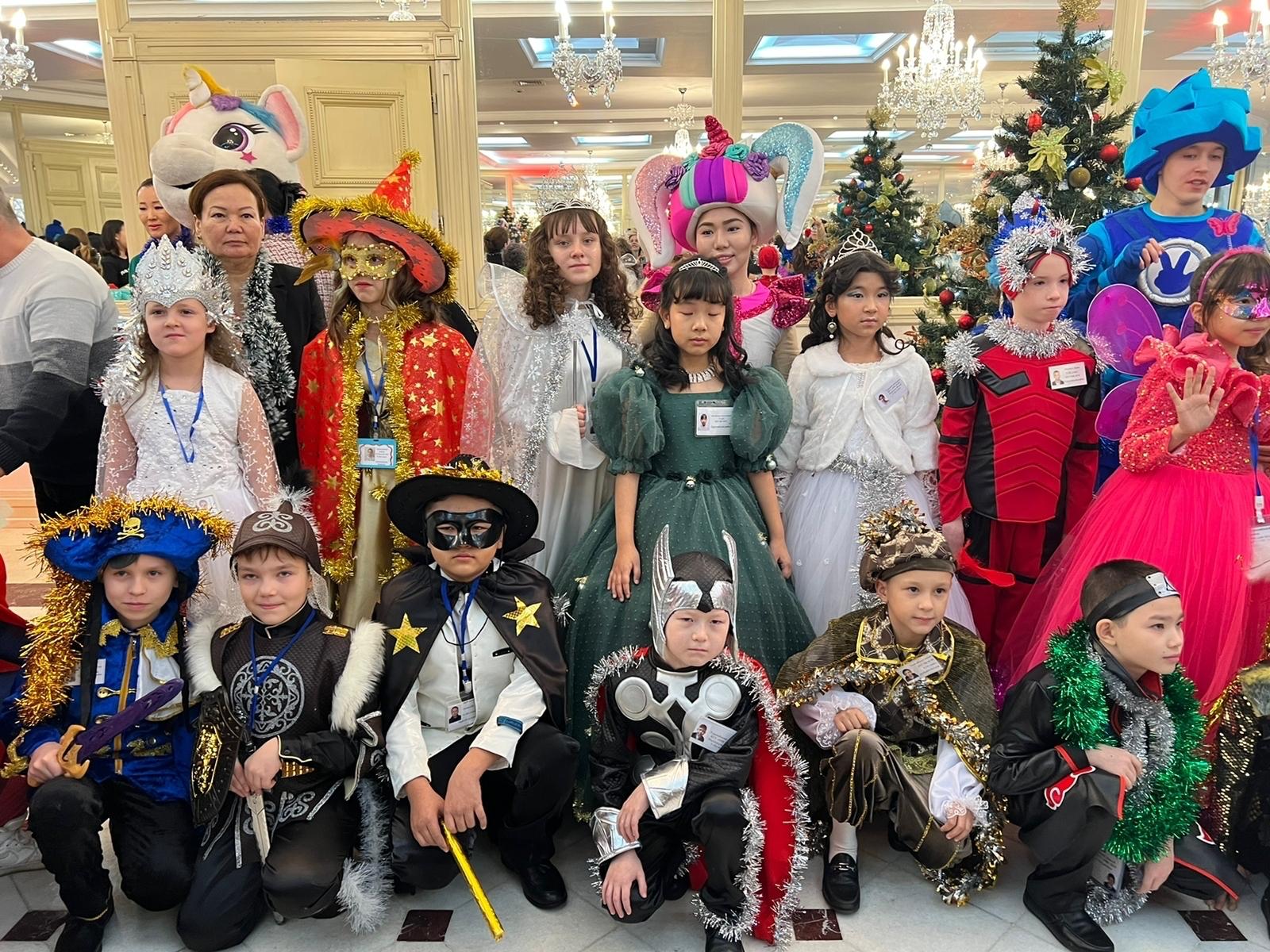 7 " А " сынып оқушысы Абрамова Надежда Түрксіб аудандық білім бөлімінің меңгерушісі Гүлмира Жанибекқызымен  / Ученица 7 " А " класса Абрамова Надежда c заведующим отделом образования Турксибского района Гульмирой Жанибековной