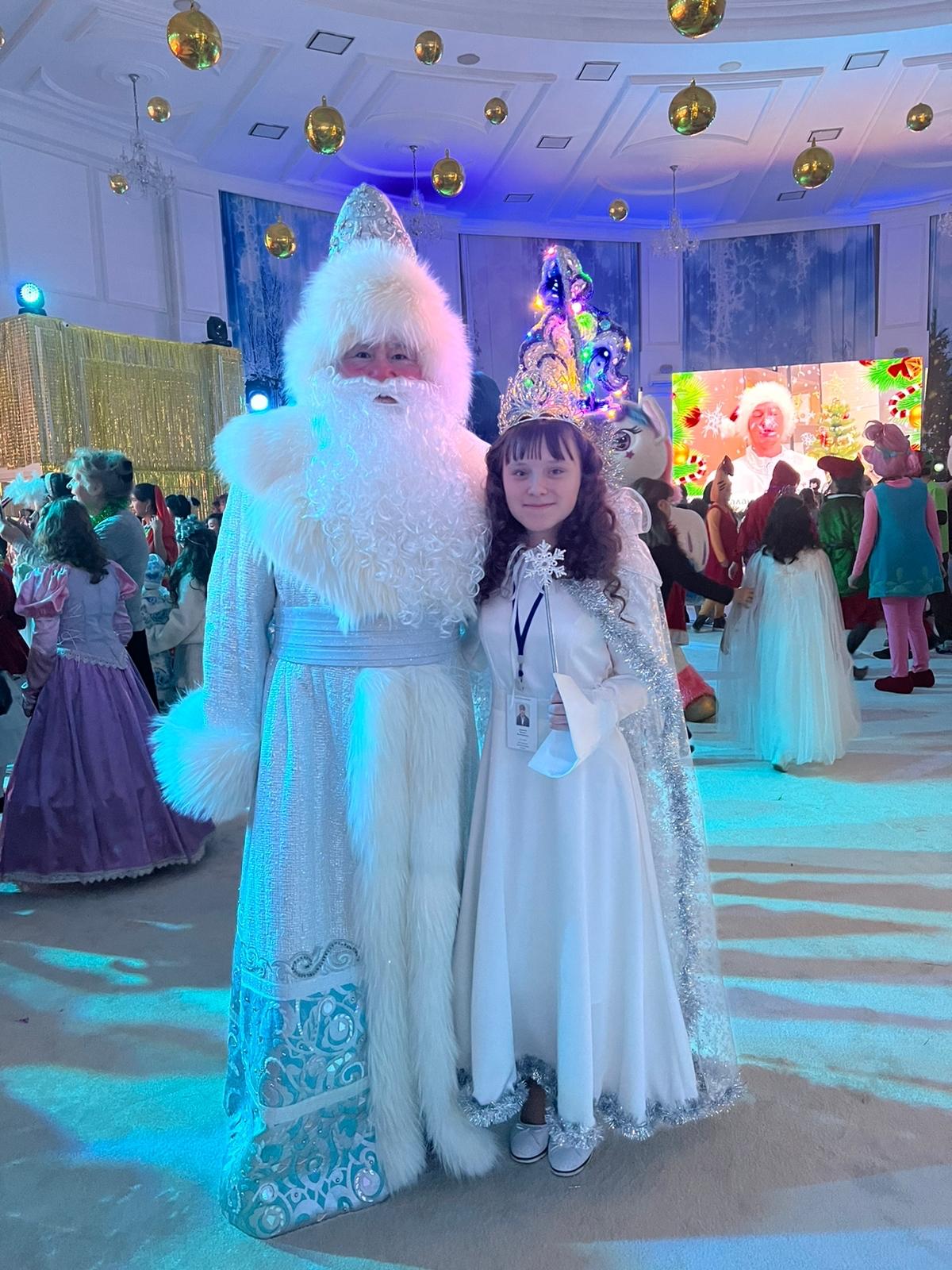 7 " А " сынып оқушысы Абрамова Надежда Аяз Ата және Ақшақармен / Ученица 7 " А " класса Абрамова Надежда с Дедом Морозом и Снегурочкой