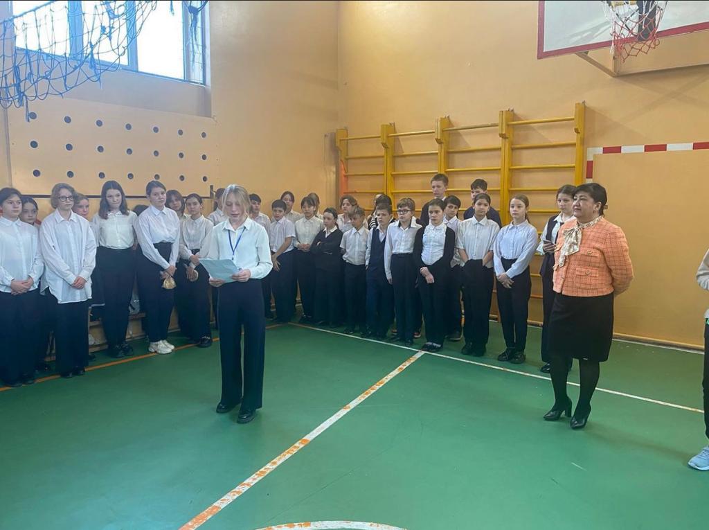 Бүгін кезекті лездемеде мектебімізде өткен Тәуелсіздік күніне арналған қалалық семинарда белсенділік көрсеткен оқушылар мадақтамалармен марапатталды. Сегодня на очередной линейке наградили грамотами учащихся которых участвовали на городском семинаре