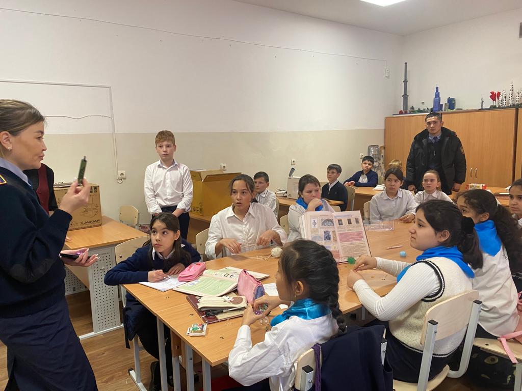 Бүгін мектебімізде 5-сыныптар арасында учаскелік инспекторлармен құқықбұзушылық тақырыптарына әңгіме жүргізілді. Сегодня в учащимися 5-х классаов участковыми инспекторами
