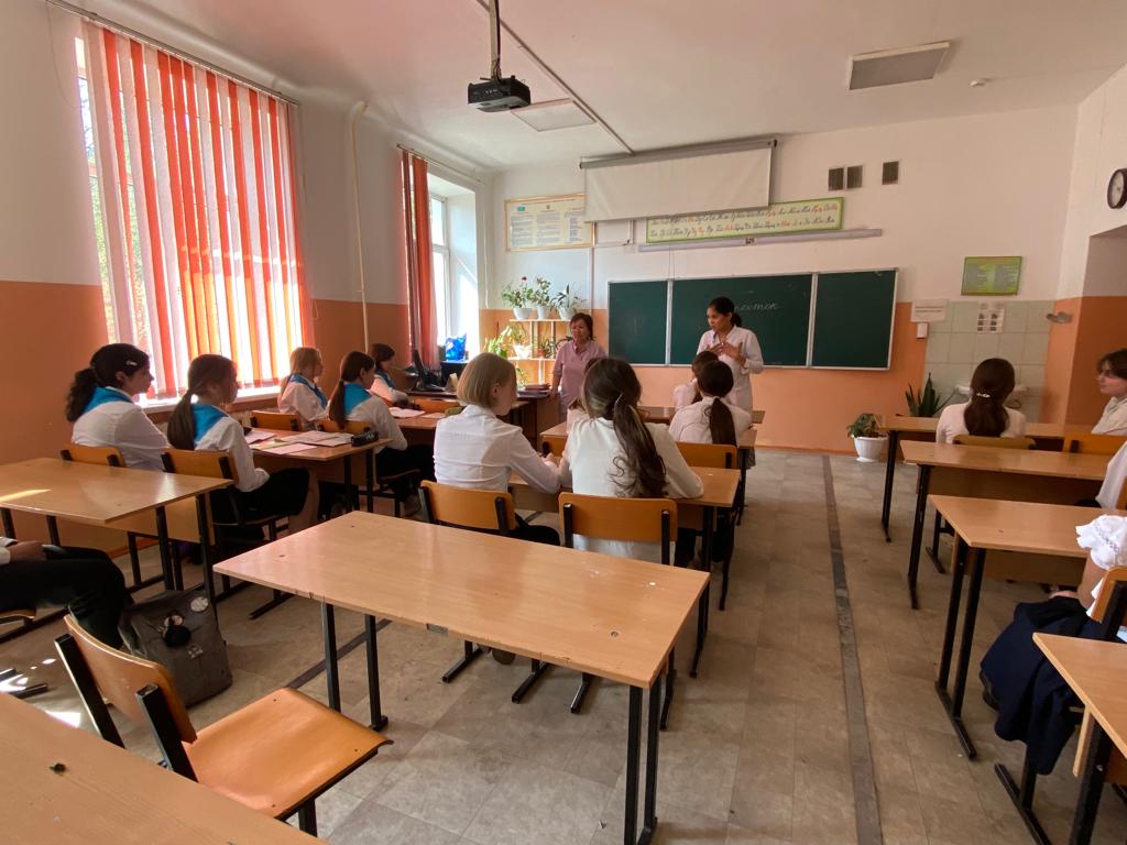 Бүгін №24 емхана мамандары қыздармен "қыздардың жыныстық тәрбиесі" тақырыбында әңгімелесті/Сегодня специалисты поликлиники №24 проводили беседу с девочками на тему: «Половое воспитание девочек »