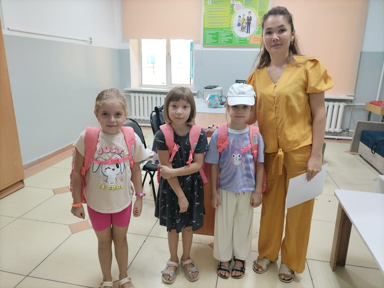 "Мектепке жол" / "Дорога в школу" №11 ЖББМ Түрксіб аудан әкімшілігіне мектеп сөмкесі түрінде көрсеткен демеушілік көмегі үшін шын жүректен алғыс білді