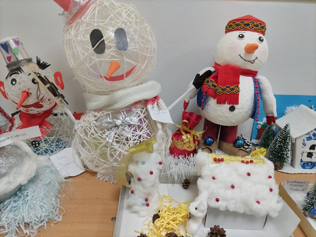 № 11 ЖББМ КММ Аяз атамен жаңа жылдық көрме/Новогодняя выставка в КГУ ОШ № 11 с Дедом Морозом