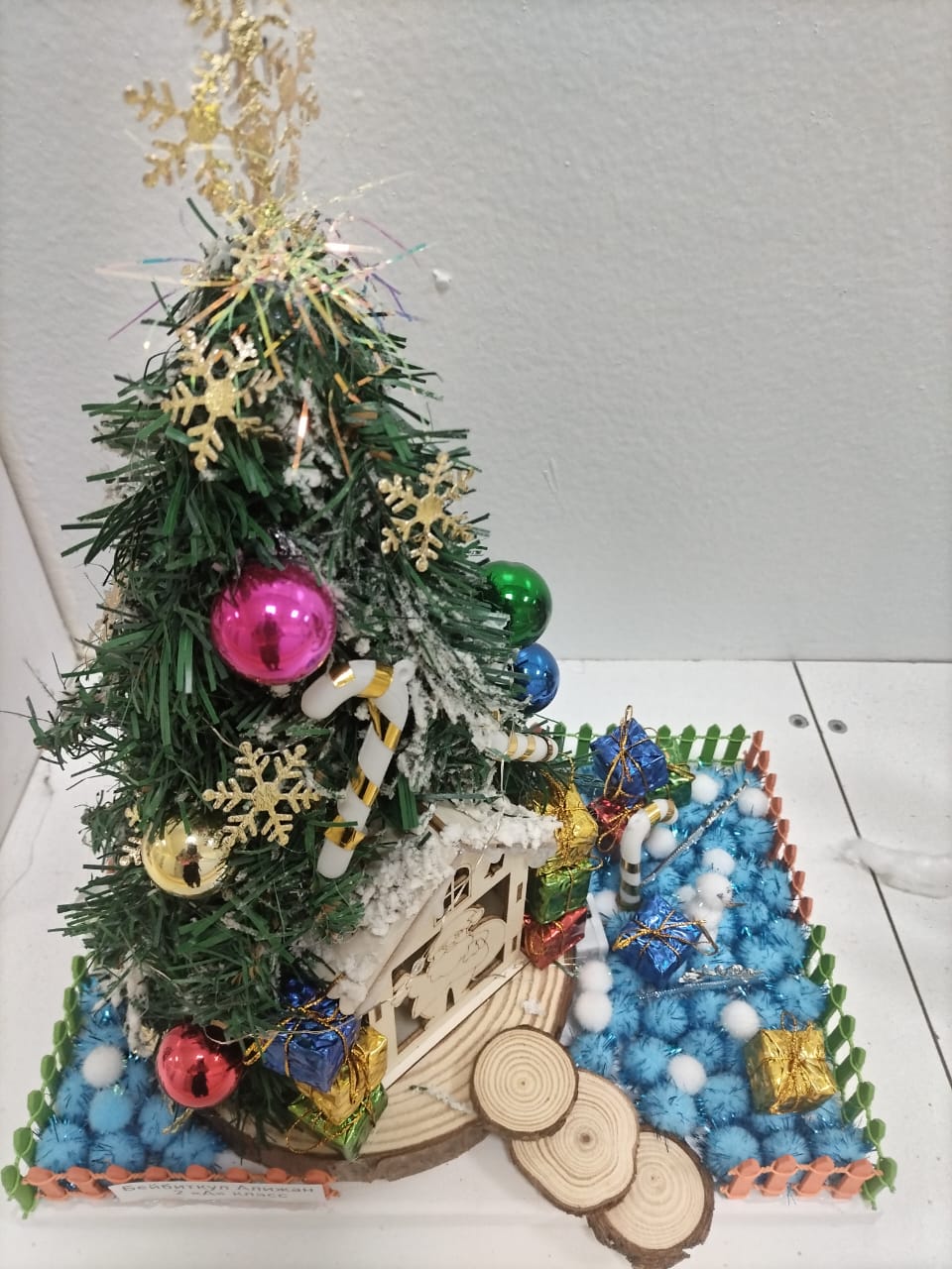 № 11 ЖББМ КММ-де жаңа жылдық шыршамен жаңа жылдық көрме/Новогодняя выставка в КГУ ОШ № 11 с новогодней ёлкой