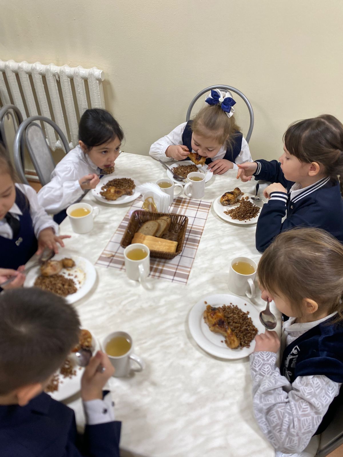 Асхананың суреттері/Фотографии столовой