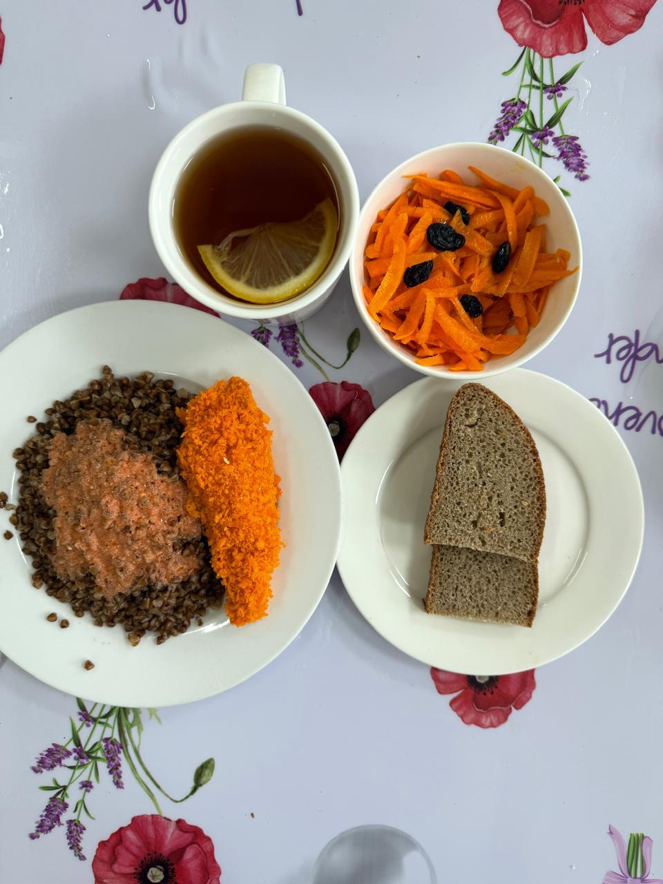 Меню: Тауық таяқшалары.Гарнир: қарақұмық.Куриные палочки.Гарнир: гречка рассыпчатая.