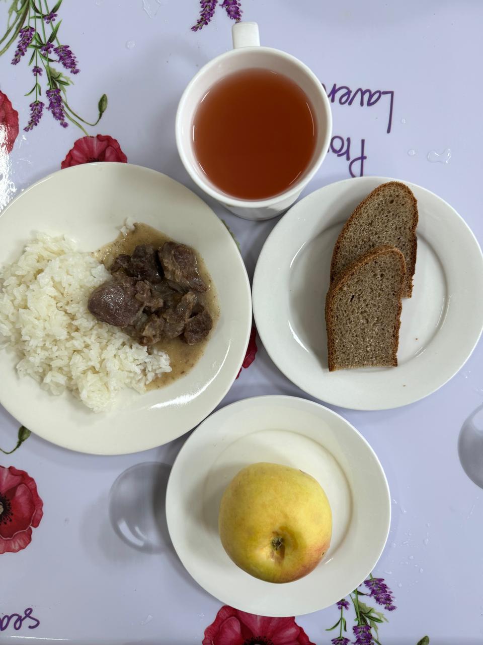 Меню: қаймақ қосылған сиыр еті.Гарнир: күріш.Мясо тушеное в сметанном соусе.Гарнир: рис припущенный