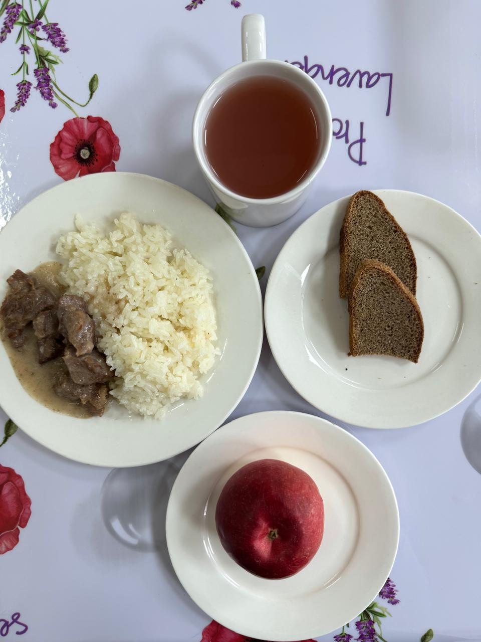 Меню: Қаймақ қосылған ет.Гарнир: күріш.Мясо тушеное в сметанном соусе.Гарнир: рис припущенный