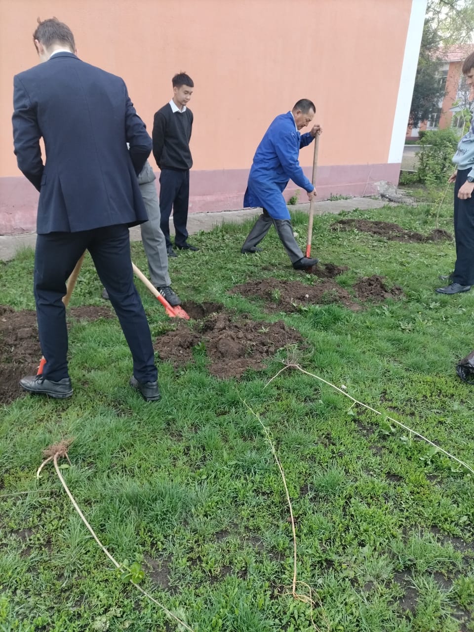 Бітіруші түлектердің ағаш отырғызу акция /Акция выпускников по посадке деревьев